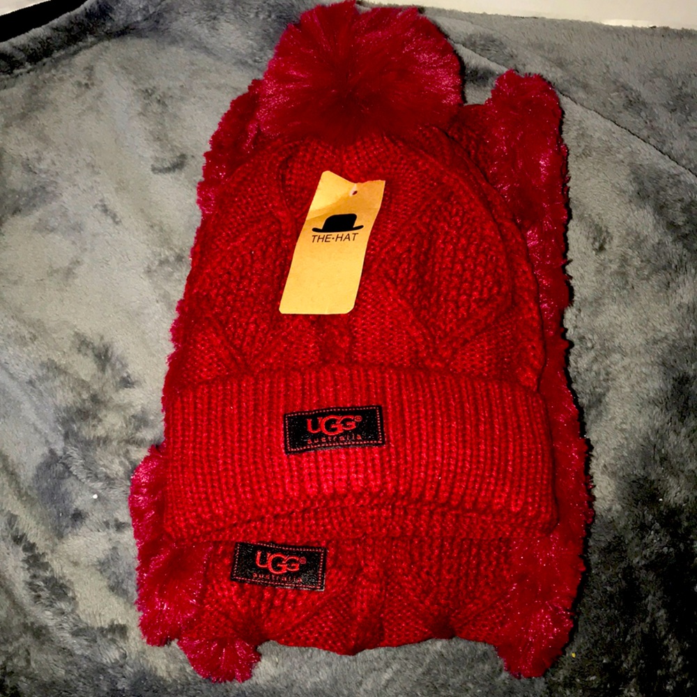 Ugg infinity scarf 🧣 and hat NWT RED